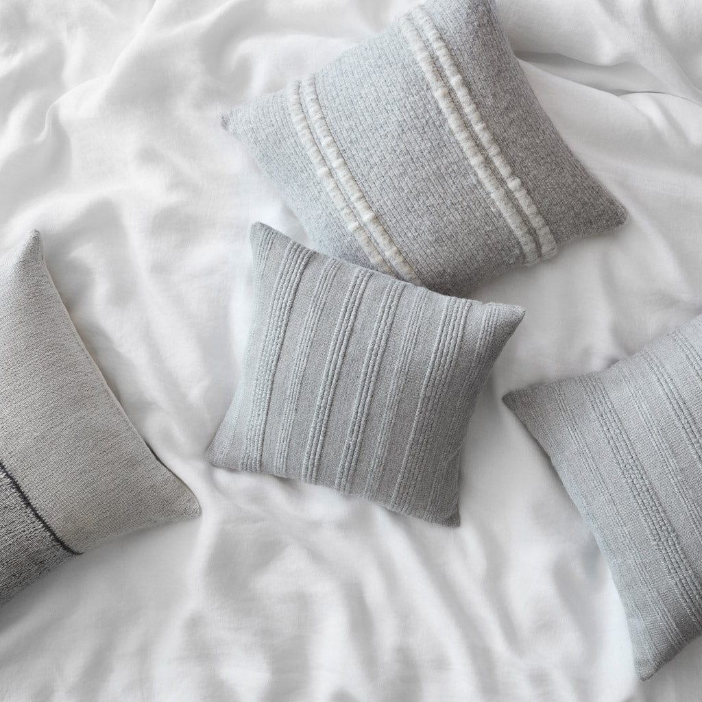 Throw pillows for online gray bedding